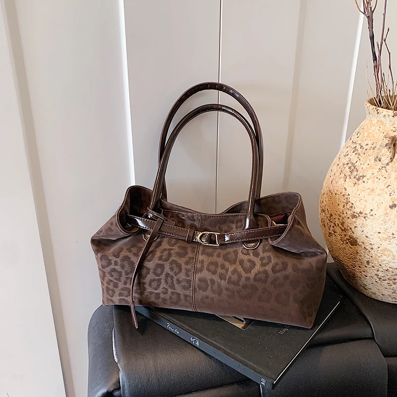 Luxury Bags In Sale - Leopar Desenli Dikiş İpliği Tokalı Gençlik